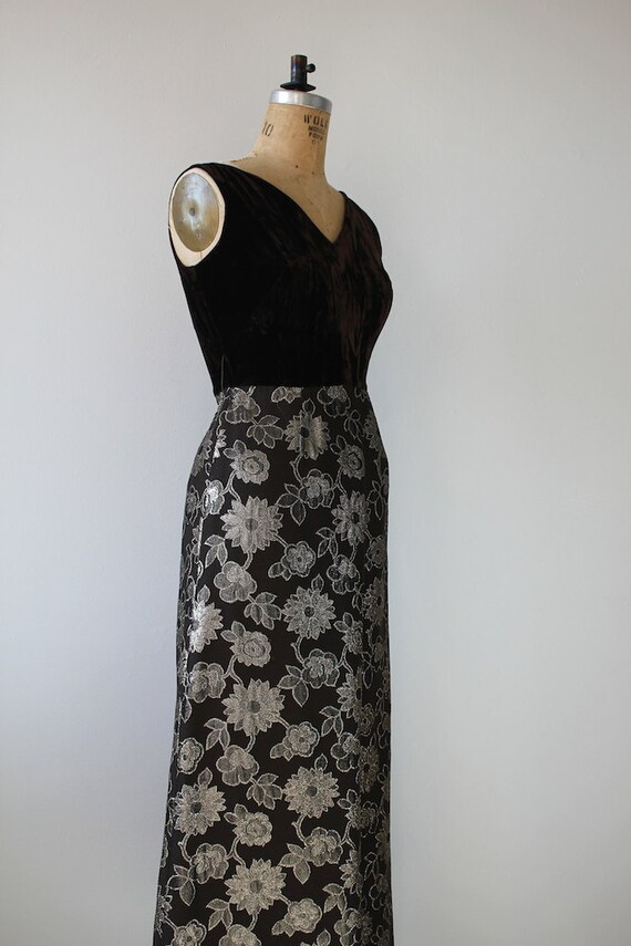 1960s vintage maxi dress / brown and gold velvet … - image 4