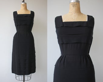 Vinage 1950s abito nero / 50s layered dress / 50s little black dress / 50s black rayon dress / 50s wiggle dress / 50s small dress