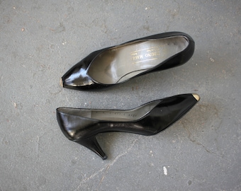 vintage 1980s heels / 80s gold toe pumps / 80s Bruno Magli heels / 80s black leather heels / 80s designer heels / 3 inch heel / size 6