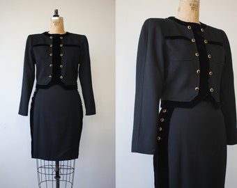 Abito vintage 1980s / 80s Emanuel Ungaro Suit / 80s Black Velvet Blazer Gonna Set / 80s Military Inspired Suit / 1980s Designer Suit / Small