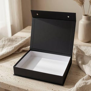 Handgefertigte Geschenkbox mit Magnetverschluss – Luxuriöse Erinnerungsbox – Stabile Präsentationsbox – Individuelle Farbauswahl möglich – 35 × 25 × 6 cm