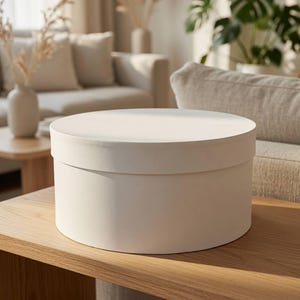 Peut inclure: Une boîte de rangement ronde blanc mat avec un couvercle assorti. Le contenant présente une forme cylindrique simple avec des surfaces lisses et un dessus plat, offrant un design neutre et fonctionnel pour organiser divers objets.