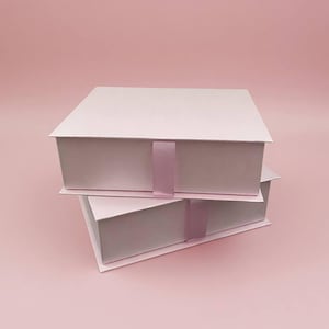 Caja de regalo de lujo hecha a mano con cinta de satén - Tamaño y color personalizados