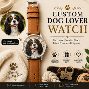 K&ouml;nnte beinhalten: Eine Armbanduhr mit beigem Lederarmband und silbernem Geh&auml;use, die ein individuelles Portr&auml;t eines Cavalier King Charles Spaniels auf dem Zifferblatt zeigt. Der Text lautet CUSTOM DOG LOVER WATCH, Turn Your Favorite Photo Into a Timeless Keepsake und Forever By My Side.