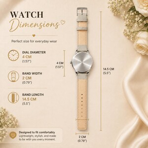 Puede incluir: Un reloj de pulsera con correa gris claro y caja circular plateada vista desde atr&aacute;s. La imagen muestra especificaciones t&eacute;cnicas que incluyen un di&aacute;metro de esfera de 4 cm, un ancho de correa de 2 cm y una longitud de 14,5 cm.