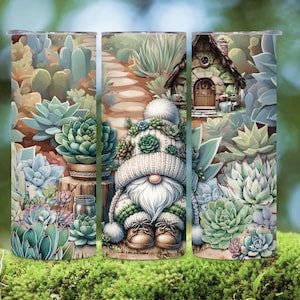 Op de afbeelding: Een set van drie roestvrijstalen tumblers met een gnome- en succulentenontwerp. De tumblers tonen een gnome met een witte gebreide muts en een groen-witte trui, omringd door succulenten in verschillende tinten groen. De achtergrond is een fantasierijke tuinscene met een klein stenen huis.