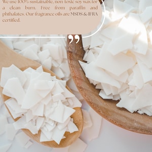 Peut inclure: Gros plan sur des flocons de cire de soja blancs dans des bols en bois. L'image comprend le texte : "Natural soy wax candle. We use 100% sustainable, non-toxic soy wax for a clean burn. Free from paraffin and phthalates."