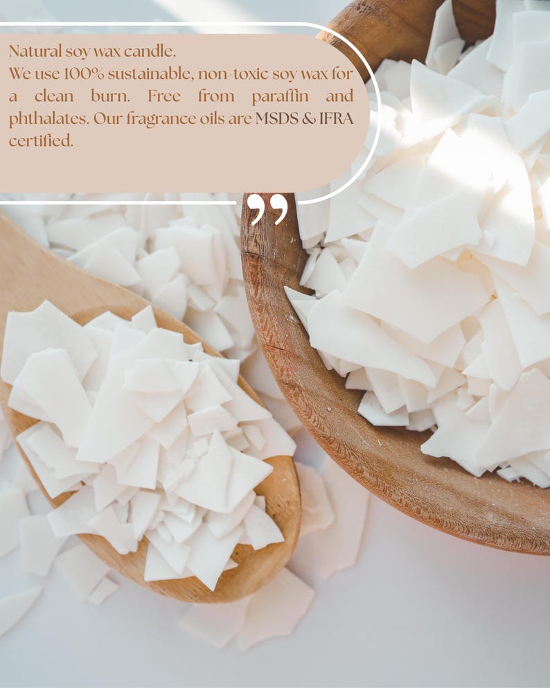 Peut inclure: Gros plan sur des flocons de cire de soja blancs dans des bols en bois. L'image comprend le texte : "Natural soy wax candle. We use 100% sustainable, non-toxic soy wax for a clean burn. Free from paraffin and phthalates."