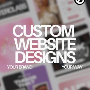 Peut inclure: Un graphique numérique présentant le texte blanc CUSTOM WEBSITE DESIGNS, YOUR BRAND, YOUR WAY, et emmathecreative, avec un petit logo e circulaire dans le coin, superposé sur un arrière-plan flou de divers modèles de sites web.
