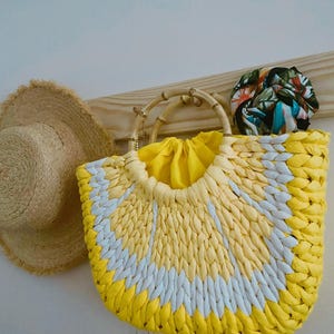 Bolso de mano de mimbre amarillo