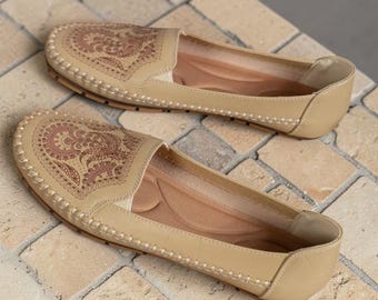 Trendy Patterned Loafers 2026 | Aesthetic Slip On Flats | Comfy Statement Shoes | Retro Inspired Casual Flats | Neutral Chic Walking Shoes