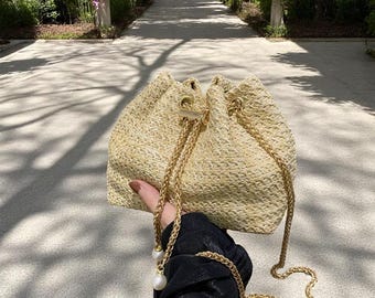 Boho Stroh Beuteltasche - gewebte Crossbody Geldbörse mit Goldkette, Sommer Strand Schultertasche, lässige schicke Handtasche für Frauen, Trending Frauen Tasche