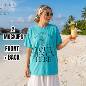 Puede incluir: Una camiseta turquesa con el texto "MOCKS BY ROSE" y "YOUR DESIGN HERE" es usada por una persona en una playa. La camiseta presenta un diseño de cítricos. La persona sostiene un cóctel con una guarnición de piña.