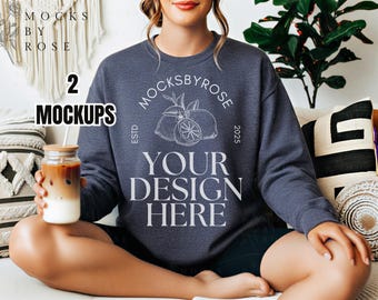 Gildan 18000 Heather Sport Mörk Marinblå Sweatshirt Mockup Tröja Rundringad Boho Flat Lay Mockup Trendig Estetisk Gildan 18000 Sweatshirt