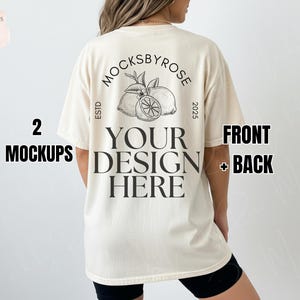 以下が含まれることがあります： 背面にグラフィックデザインが施されたクリーム色のTシャツ。デザインには、レモンのイラスト、「Mocksbyrose」の文字、「Your Design Here」の文字が含まれています。シャツには「Front + Back」と「2 Mockups」の文字も入っています。