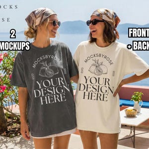 Könnte beinhalten: Zwei Frauen tragen T-Shirts mit dem Text "YOUR DESIGN HERE" und dem Markennamen "MOCKSBYROSE". Die Shirts sind grau und cremefarben. Das Bild enthält auch den Text "2 MOCKUPS" und "FRONT + BACK".