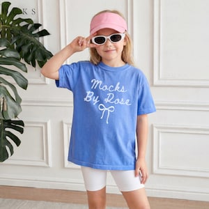 Mockup di t-shirt per ragazzi Flo Blue Comfort Colors 9018, CC9018 Mockup di t-shirt per bambini (Download digitale)