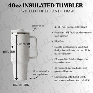 Puede incluir: Vaso aislado blanco de 40 oz con tapa y pajita retorcidas. El vaso tiene un asa y mide 25 cm de alto y 9,8 cm de ancho. Incluye un diseño de doble pared con aislamiento al vacío y un acabado blanco brillante.