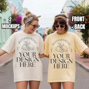 以下が含まれることがあります： オーバーサイズのTシャツを着た2人の女性。1つはクリーム色、もう1つは黄色です。どちらも、レモンのグラフィックの上に「MOCKSBYROSE」、下に「YOUR DESIGN HERE」という文字が入っています。画像には「2 MOCKUPS」と「FRONT + BACK」とも書かれています。