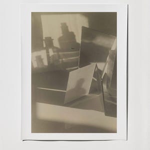 Könnte beinhalten: Ein sepiafarbenes Foto mit geometrischen Formen und ihren Schatten. Die Komposition umfasst eine dreieckige Form und andere reflektierende Oberflächen, die ein Spiel von Licht und Schatten erzeugen. Das Bild hat eine Vintage-Ästhetik.