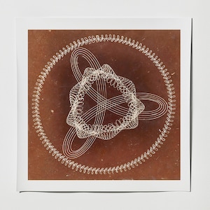 Pode incluir: Impressão de arte abstrata com um design geométrico branco intrincado sobre um fundo marrom. O design inclui uma forma central em forma de estrela dentro de um círculo de folhas. A obra de arte é definida contra um fundo texturizado e envelhecido.