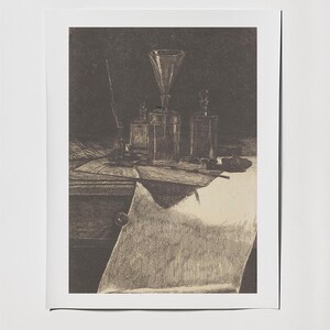 Könnte beinhalten: Ein Sepia-farbener Stillleben-Druck mit mehreren Glasflaschen und einem Trichter auf einem Tisch. Eine Feder und ein gerolltes Papier sind ebenfalls sichtbar. Der Druck hat eine Vintage-Ästhetik mit detaillierten Schattierungen und Licht-Schatten-Spiel.