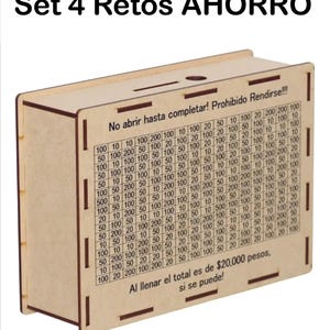 Puede incluir: Una hucha de madera con el texto "Set 4 Retos AHORRO" y una cuadrícula de números. La caja tiene una ranura en la parte superior y el texto "No abrir hasta completar! Prohibido Rendirse!!!" y "Al llenar el total es de $20,000 pesos, si se puede!"