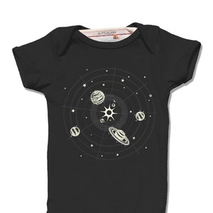 Abbigliamento unisex per neonati, regalo per neonati nello spazio, tutina con sistema solare, tutina con pianeti, regalo scientifico, regalo per neonati maschi, abbigliamento per neonati, body spaziale per neonati