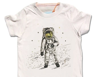 Camiseta de astronauta, ropa orgánica, camiseta de luna para niños, camiseta espacial, camiseta cool para niños, camiseta gráfica espacial, estrellas de papel de aluminio dorado, ropa de niño de moda