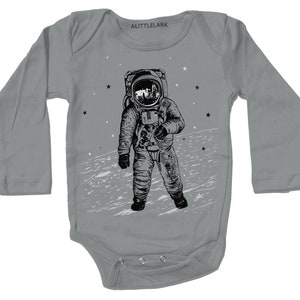 Body grigio Astronaut Moon - grafica della passeggiata nello spazio sulla luna con serigrafia in inchiostro bianco e nero, pezzo unico scientifico per neonati e bambine