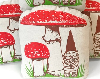 Roter Pilz Kissen, Gnome Kissen, Plüsch Gnome, Wald Kreaturen Geschenk, Plüsch Babykissen, Kinderzimmer Dekor, Kinderzimmer Dekor Baby-Dusche-Geschenk