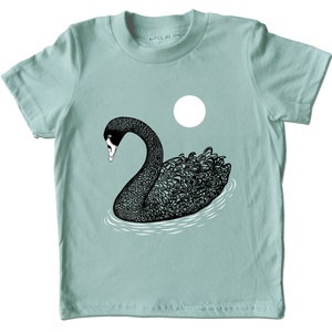 Zwart Zwaan T-shirt voor kinderen, Blauw Zwemmen Zwaan T-shirt met Zon Maan, Niet-Gender Natuur Grafische T-shirts voor kinderen afbeelding 1