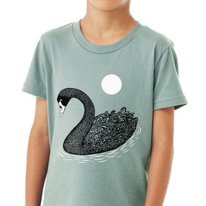 Zwart Zwaan T-shirt voor kinderen, Blauw Zwemmen Zwaan T-shirt met Zon Maan, Niet-Gender Natuur Grafische T-shirts voor kinderen afbeelding 2