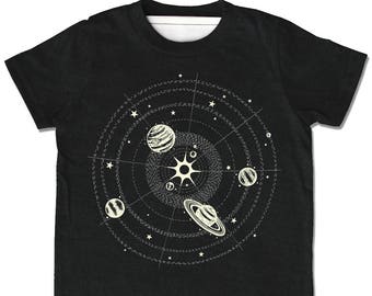 Kids Planets Space Tee, Camiseta del Sistema Solar, Camisa Glow in the Dark, camiseta de ciencia de astronomía para niños, planetas estrellas, regalo espacial para niños