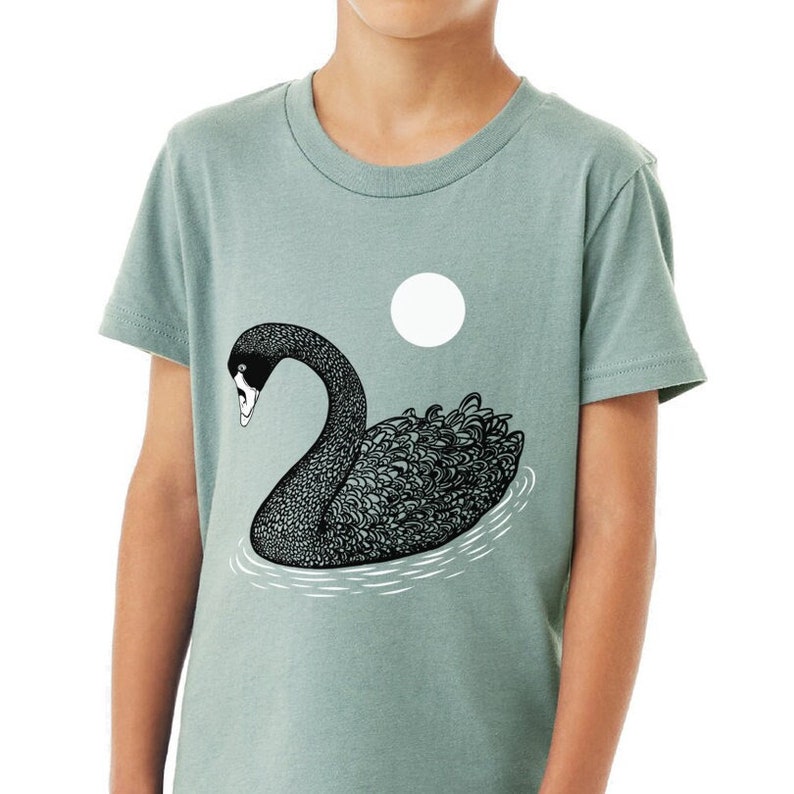 Zwart Zwaan T-shirt voor kinderen, Blauw Zwemmen Zwaan T-shirt met Zon Maan, Niet-Gender Natuur Grafische T-shirts voor kinderen afbeelding 2