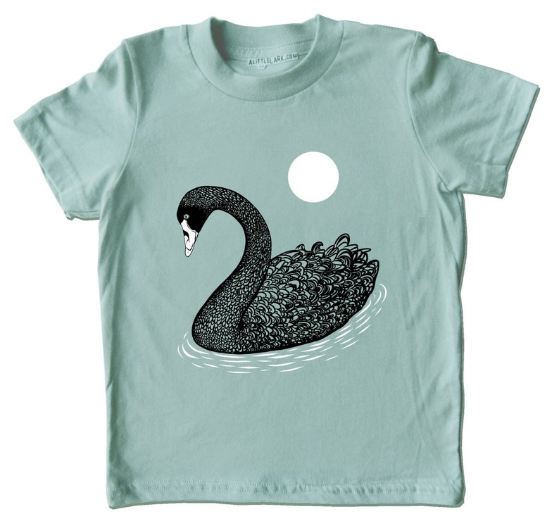 Zwart Zwaan T-shirt voor kinderen, Blauw Zwemmen Zwaan T-shirt met Zon Maan, Niet-Gender Natuur Grafische T-shirts voor kinderen afbeelding 1