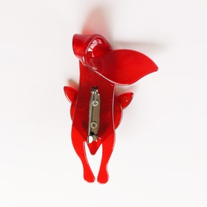 Puede incluir: Broche de zorro de pl&aacute;stico rojo con un alfiler en la parte posterior.