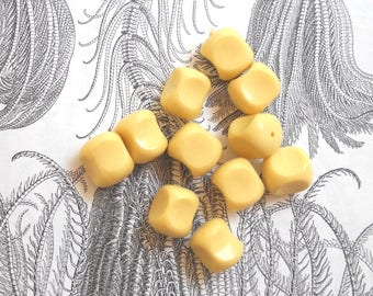 Vintage Beads, Cube Beads, White Beads Ivory, Vintage Beads Acrylic, Large Beads White, Vintage Lucite Beads, Chunky Beads, Retro Beads, 20