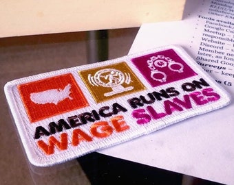 America Runs On Wage Slaves Aufnäher zum Aufbügeln