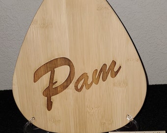 NUEVO Tabla de cortar de púas de guitarra-Bambú - Personaliza con un nombre o la marca de guitarra grabada en ella.  Perfecto para los amantes de la música, Día del Padre