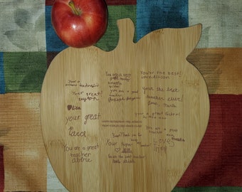 Regalo del maestro: tabla de cortar Apple con agradecimiento de la clase. Tabla de Cortar con Grabado Láser - Personalizada 9 x 9.5