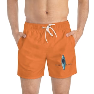 Pode incluir: Sungas laranja com cordão branco e um gráfico de um caiaque com o texto "River Rats".