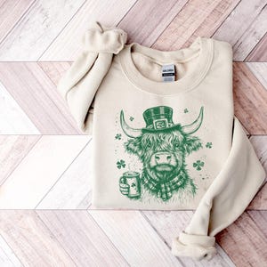 St Patrick&#39;s Day Highland Cow Sweatshirt, Retro St Patrick&#39;s Shirt, Cute Cow Shirt, Shamrock Sweatshirt, Western St Patricks&#39; Shirt