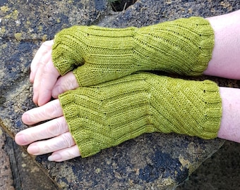 Fingerless Gloves -  Hand  Warmers -  Wrist Warmers. Hand Dyed 100% Merino Wool,  Lettuce Green