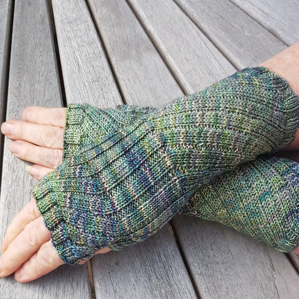 Mitaines - Chauffe-mains/poignets. 100 % laine mérinos teinte à la main, nuances variées de vert et de violet (Indiecita)