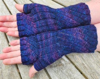 Guanti senza dita - Scaldamani - Scaldapolsi. 100% lana merino tinta a mano, blu navy variegato e turchese (Whales Road)
