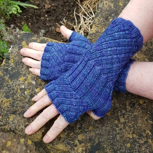 Luvas sem dedos - Aquecedores de mão - Aquecedores de pulso. Lã Merino 100% tingida à mão, azul variegado / roxo (Azules)