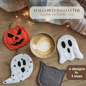 Può includere: Un set di quattro sottobicchieri in tessuto per Halloween che include una zucca arancione, un fantasma bianco, un fantasma bianco con stelle nere e una forma di testa di gatto grigia, accanto a una tazza di caffè e al testo HALLOWEEN COASTER SEWING PATTERN PDF.