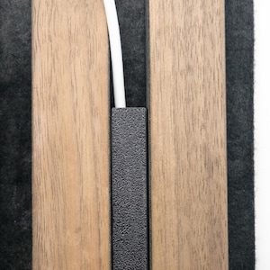 Dekorative Kabelabdeckung für Acoustic Slat Wall Panels. Minimalistischer Holz Wand Lückenfüller und Accessoire für einen sauberen, ästhetischen Look.