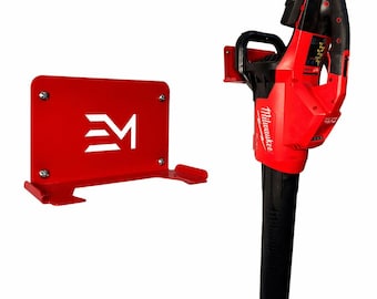 Puede incluir: Un soporte de pared de metal rojo con las letras blancas EM y un soplador de hojas inalámbrico rojo y negro con el logotipo de Milwaukee Fuel en el lateral. El soplador tiene una boquilla negra larga y un mango negro con detalles rojos.